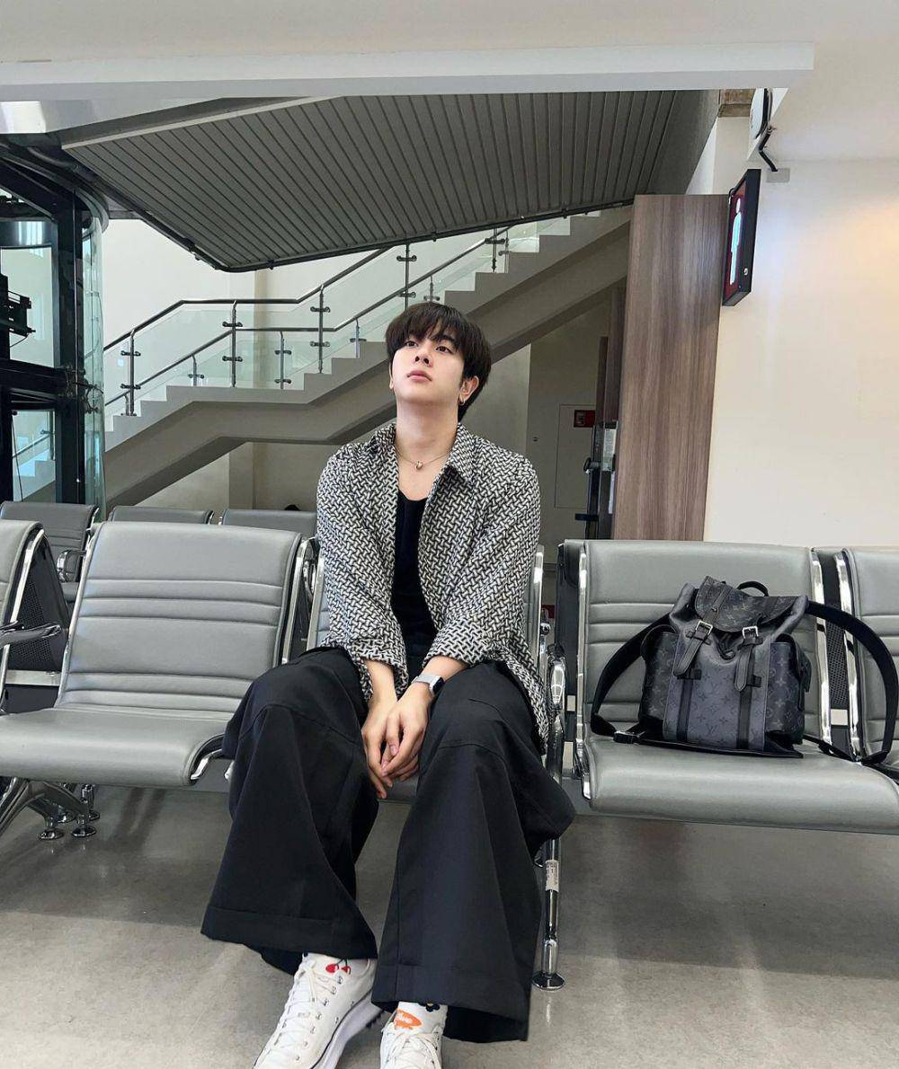 outfit baggy pants ala Mix Sahaphap (instagram.com/mixxiw)