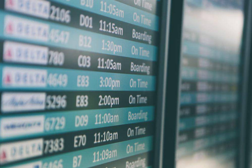 ilustrasi airport timetable (unsplash.com/Matthew Smith)