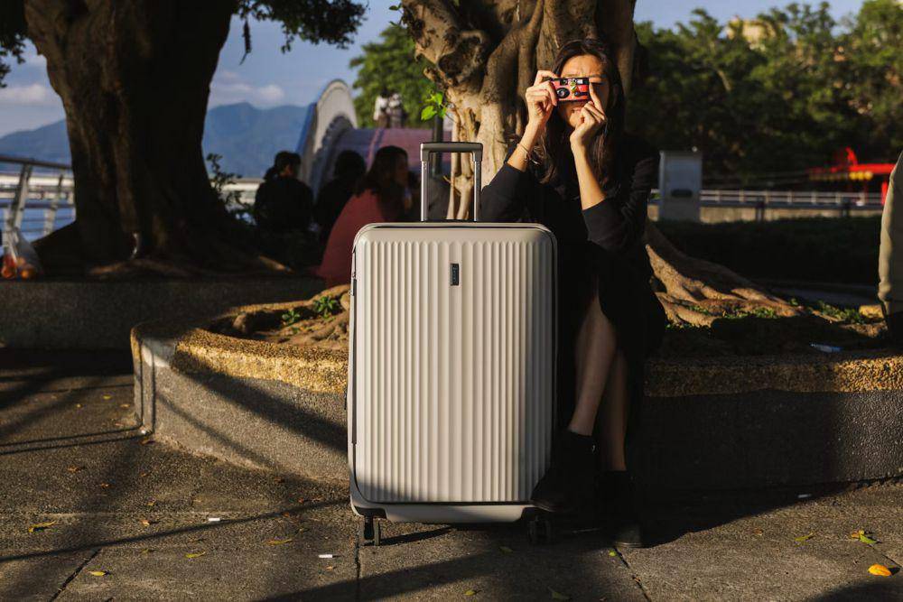 ilustrasi koper ukuran besar (unsplash.com/Eminent Luggage)