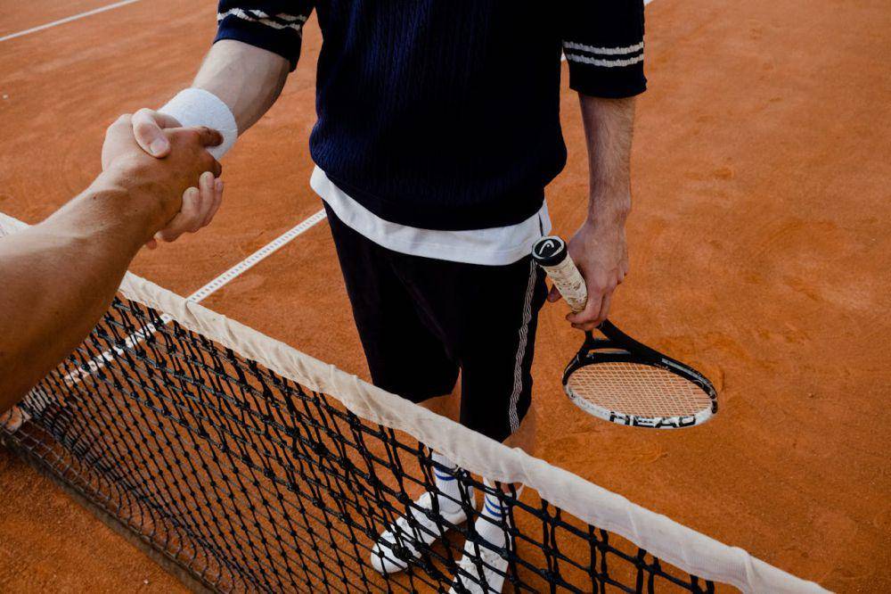ilustrasi dua orang bermain tenis (pexels.com/cottonbro studio)