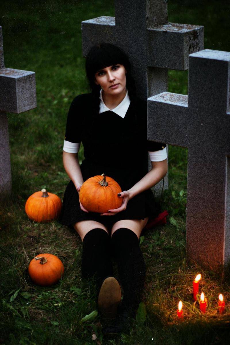 Kostum Halloween Simpel Perempuan (pexels.com/Kristina Paukshtite)