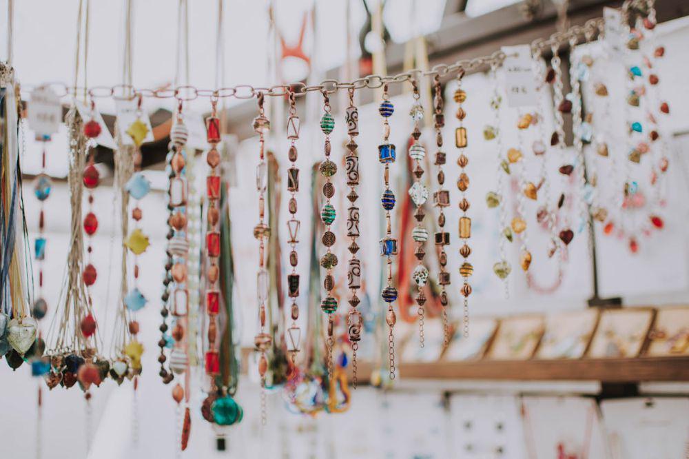 9 Barang Menarik untuk Inspirasi Isian Freebies Konser