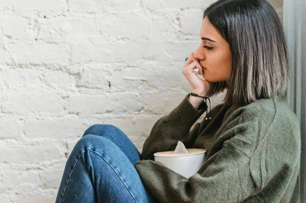 ilustrasi perempuan yang bersedih (pexels.com/Liza Summer)