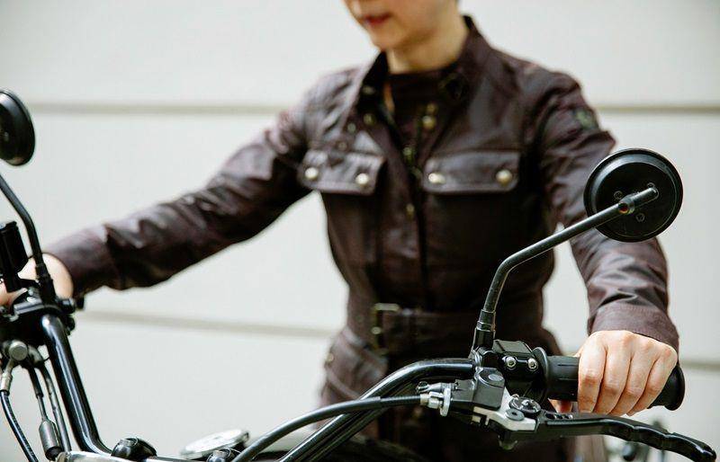 ilustrasi praktis mengoper gigi motor kopling (pexels.com/Michelle Leman)
