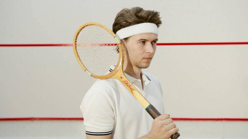 ilustrasi pria pakai headband saat olahraga (pexels.com/Artem Podrez)
