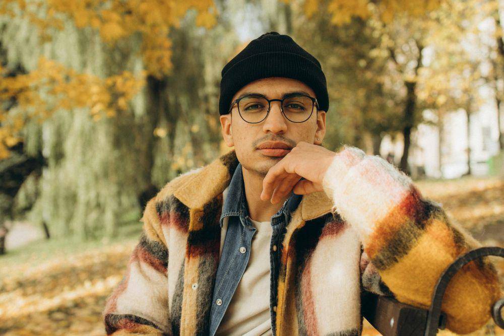 ilustrasi pria pakai beanie hat (pexels.com/Maksim Goncharenok)