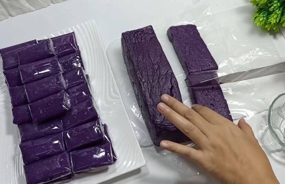 ilustrasi memotong dodol ubi ungu (YouTube.com/Diary Siska)
