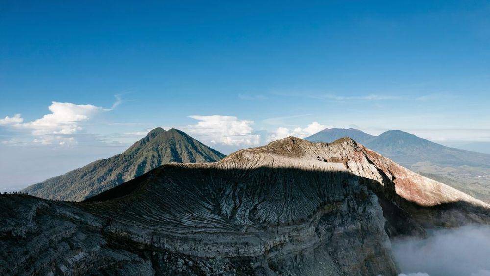 Pegunungan yang terhampar di kawasan Taman Wisata Alam Kawah Ijen. Instagram/twa_kawahijen