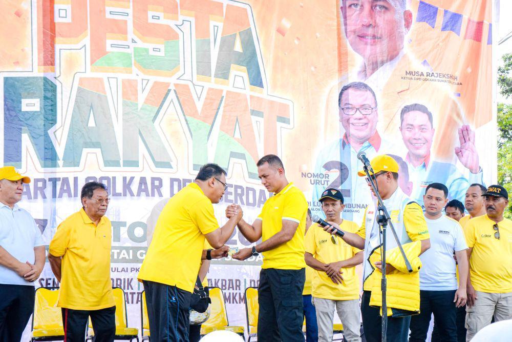 Musa Rajekshah Serahkan KTA Golkar untuk Dokter Asri Tambunan