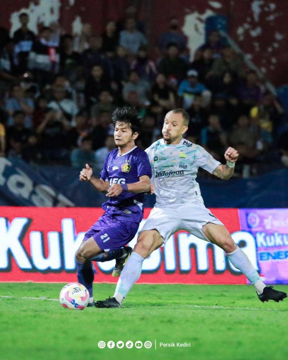 Pemain Persik Kediri saat melawan Persib Bandung. instagram.com/persikfcofficial