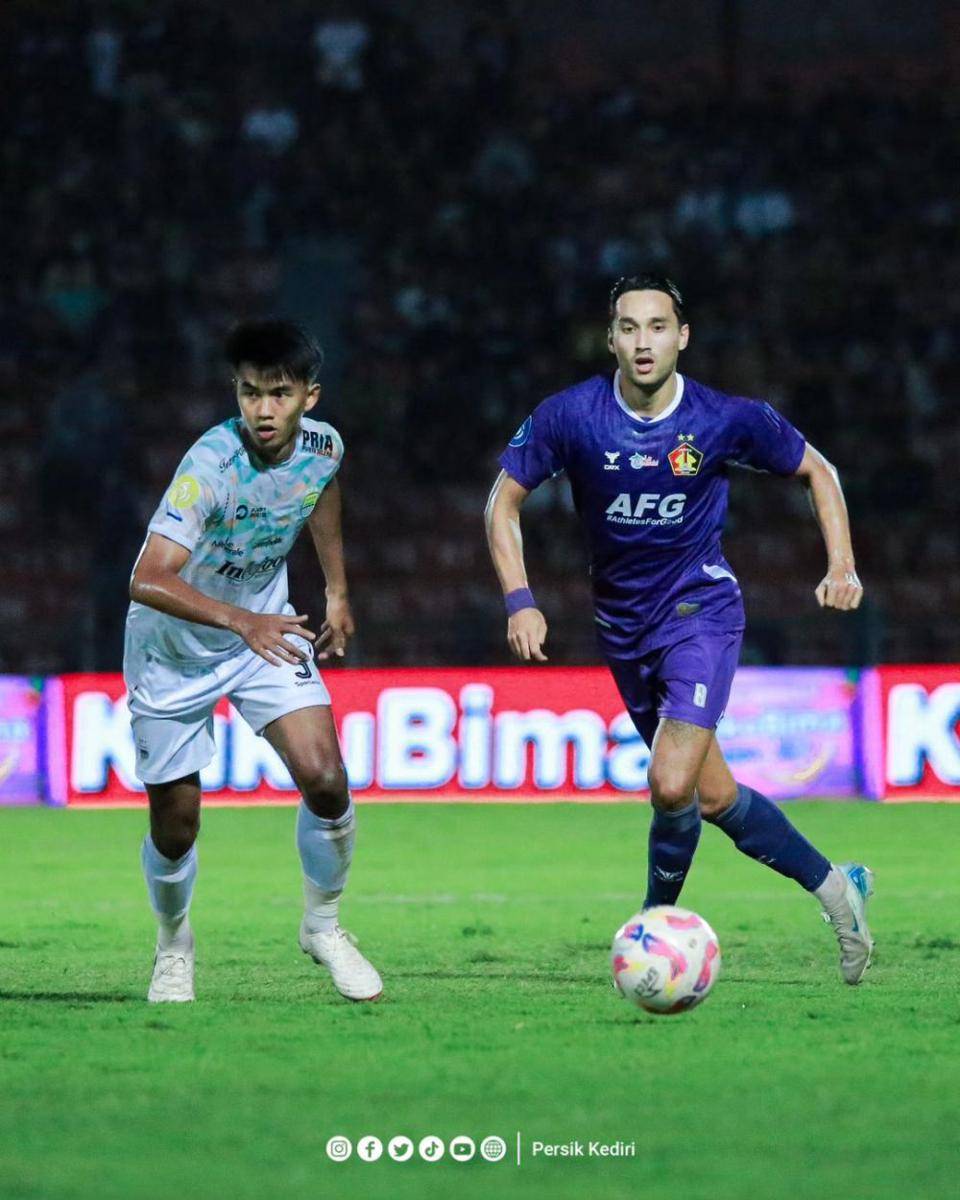 Pemain Persik Kediri saat melawan Persib Bandung. instagram.com/persikfcofficial