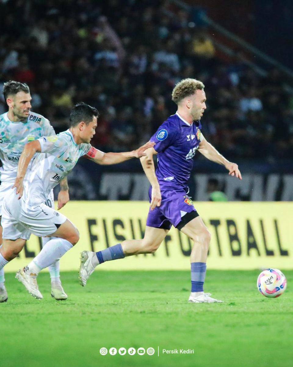 Pemain Persik Kediri saat melawan Persib Bandung. instagram.com/persikfcofficial