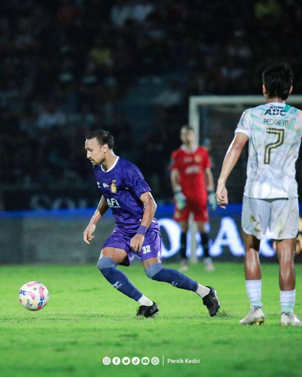 Pemain Persik Kediri saat melawan Persib Bandung. instagram.com/persikfcofficial