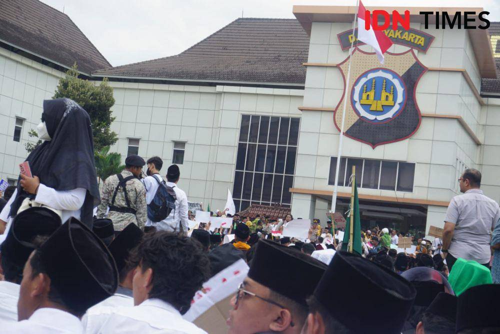 Ribuan Santri Geruduk Polda DIY Desak Polisi Usut Kasus Penusukan (IDNTimes/Tunggul Damarjati)