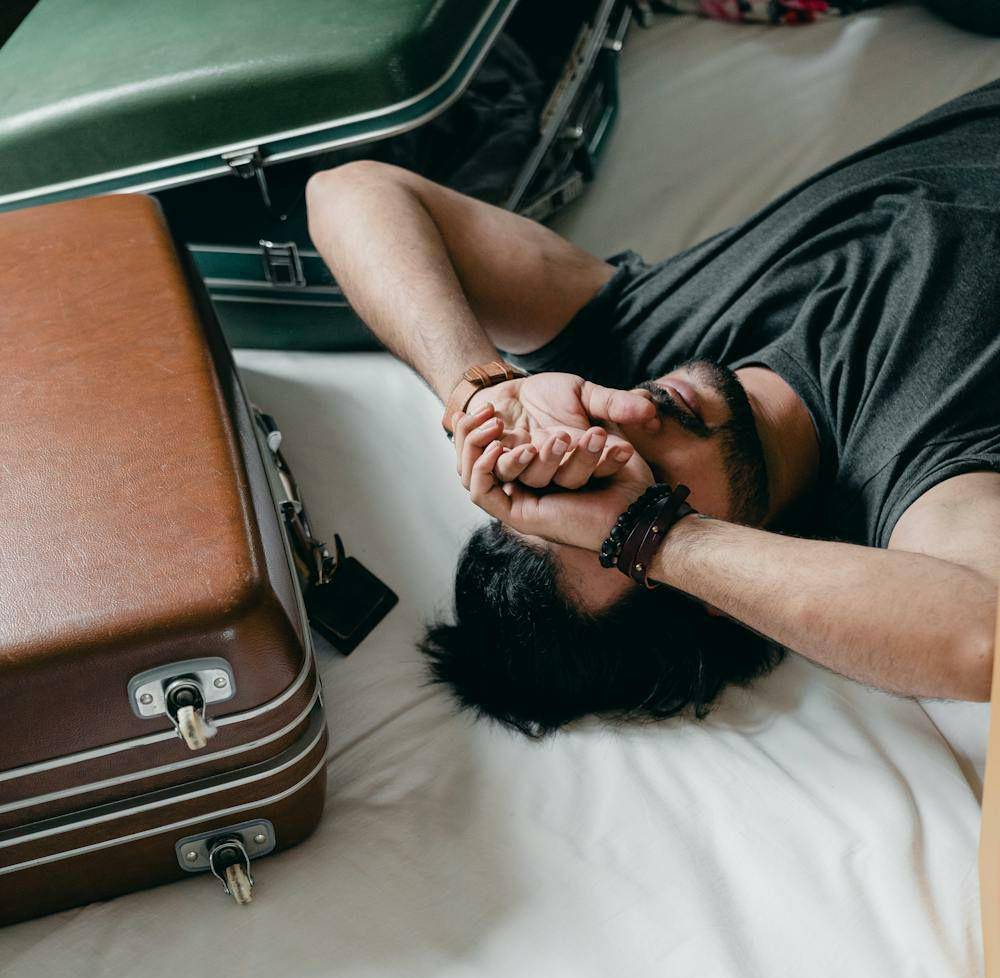 3 Tips Ampuh Mengatasi Jet Lag saat Liburan, Bikin Strategi Tidur!