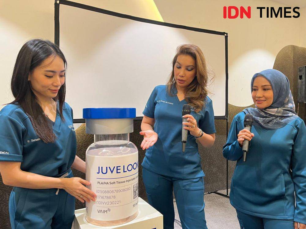 Lucent Aesthetics and Dermatology Clinic mengenalkan perawatan kulit wajah dengan stimulator kolagen Juve Look kepada pelanggan, Rabu (30/10/2024). (IDN Times/Anggun Puspitoningrum)