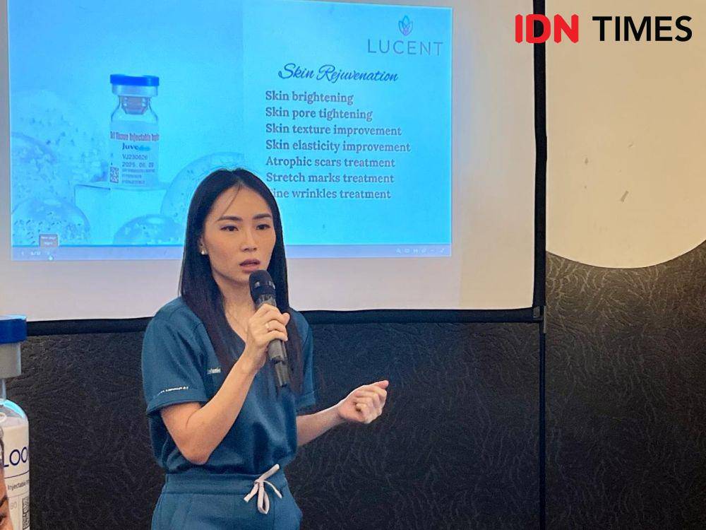 Dokter Lucent Aesthetics and Dermatology Clinic, dokter Stefanie Natalia Halim mengenalkan perawatan kulit wajah dengan stimulator kolagen Juve Look kepada pelanggan, Rabu (30/10/2024). (IDN Times/Anggun Puspitoningrum)
