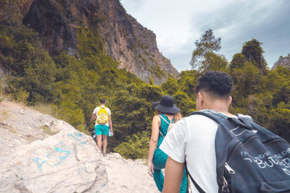ilustrasi melakukan aktivitas trekking (pexels.com/Hassan Ouajbir)