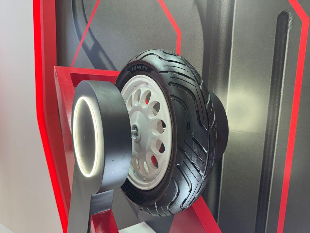 Zeneos Hadirkan Ban Motor Listrik di IMOS 2024
