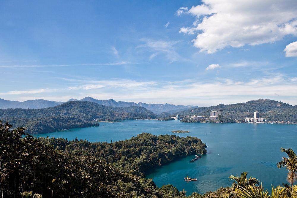 potret Sun Moon Lake (commons.m.wikimedia.org/LH Wong)