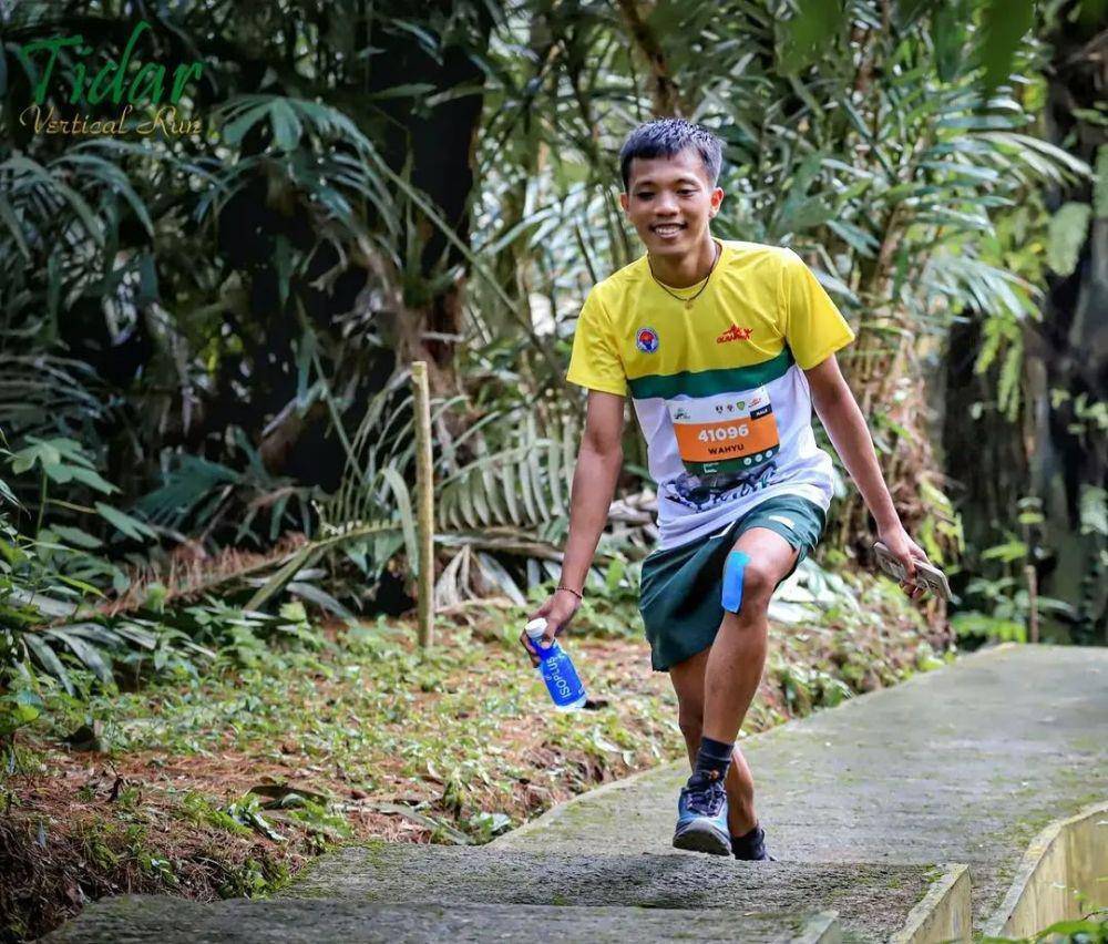 Potret wisatawan hiking di Kebun Raya Gunung Tidar, Magelang (instagram.com/kebunrayagunungtidar)