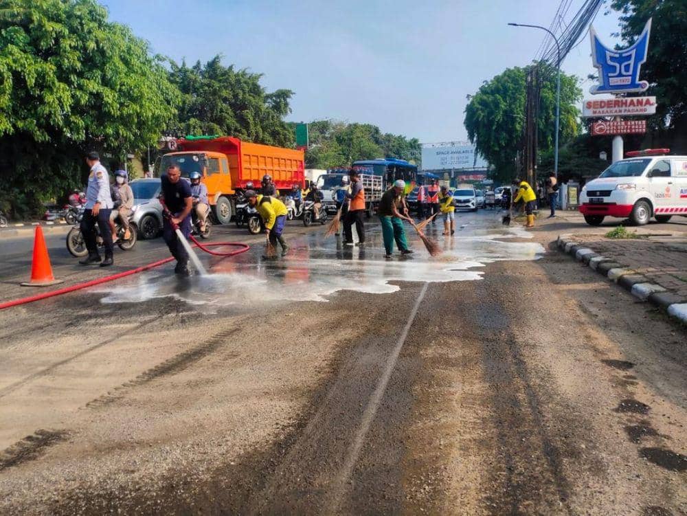 Tumpahan Oli Bikin Macet Jalan di Depan Mal Balekota Tangerang