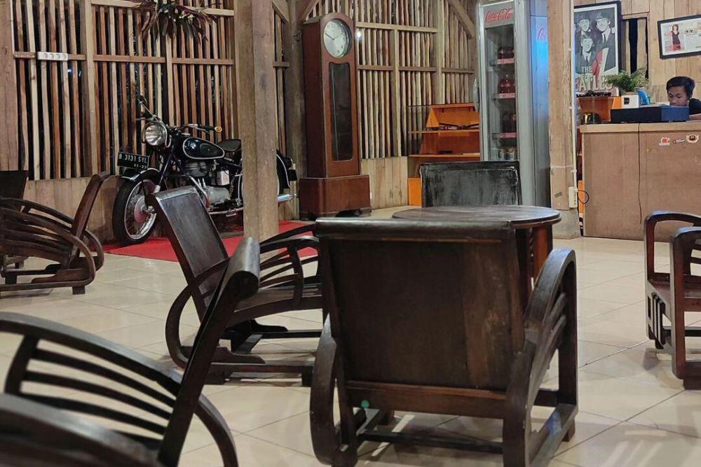 Potret area cafe di Kampung Wisata 99 Pepohonan (instagram.com/kampung99pepohonan_)