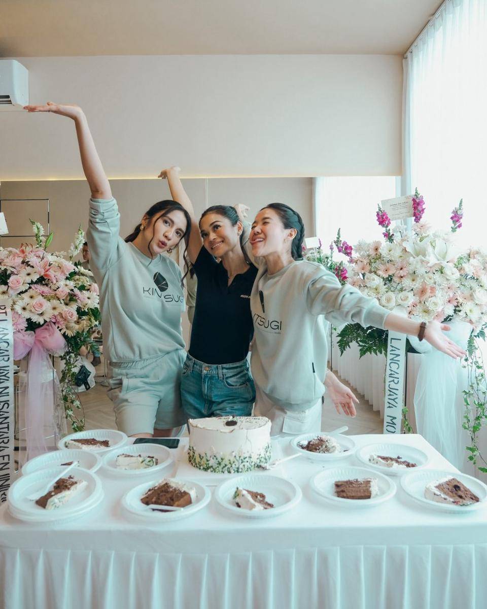 potret Acha Sinaga meresmikan studio pilates (instagram.com/achasinaga)