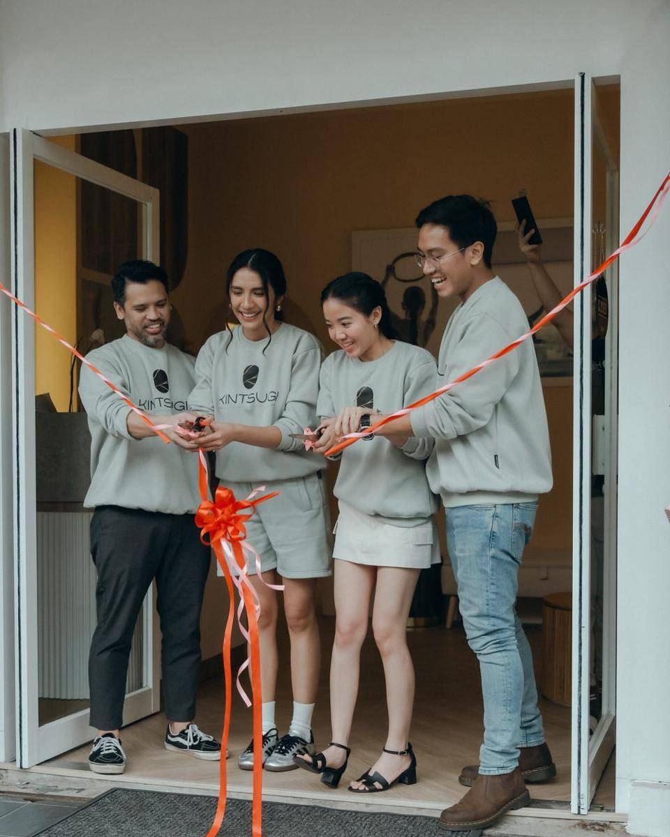 potret Acha Sinaga meresmikan studio pilates (instagram.com/achasinaga)