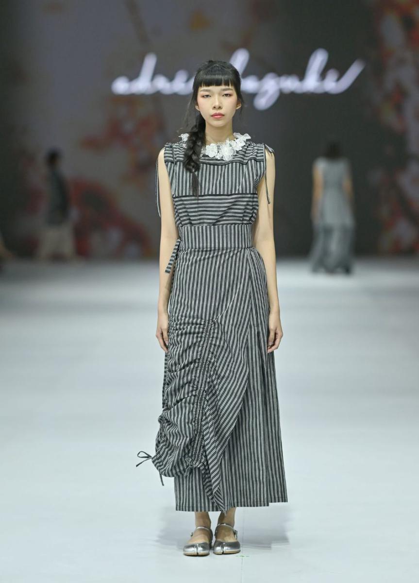 Koleksi Adrie Basuki di Jakarta Fashion Week 2025. (dok. Jakarta Fashion Week/Dandy Hendrata)