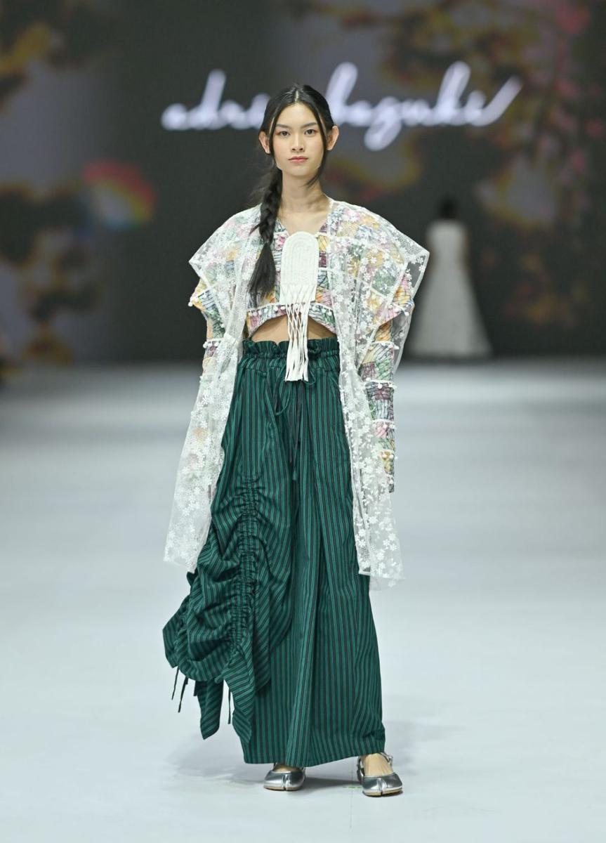 Koleksi Adrie Basuki di Jakarta Fashion Week 2025. (dok. Jakarta Fashion Week/Dandy Hendrata)