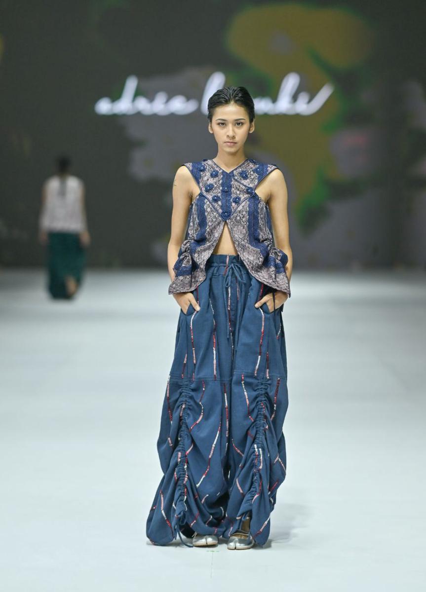 Koleksi Adrie Basuki di Jakarta Fashion Week 2025. (dok. Jakarta Fashion Week/Dandy Hendrata)