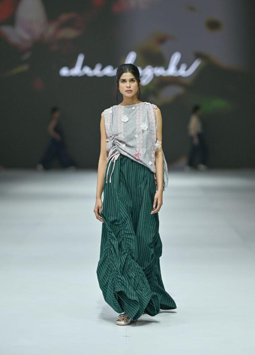 Koleksi Adrie Basuki di Jakarta Fashion Week 2025. (dok. Jakarta Fashion Week/Dandy Hendrata)