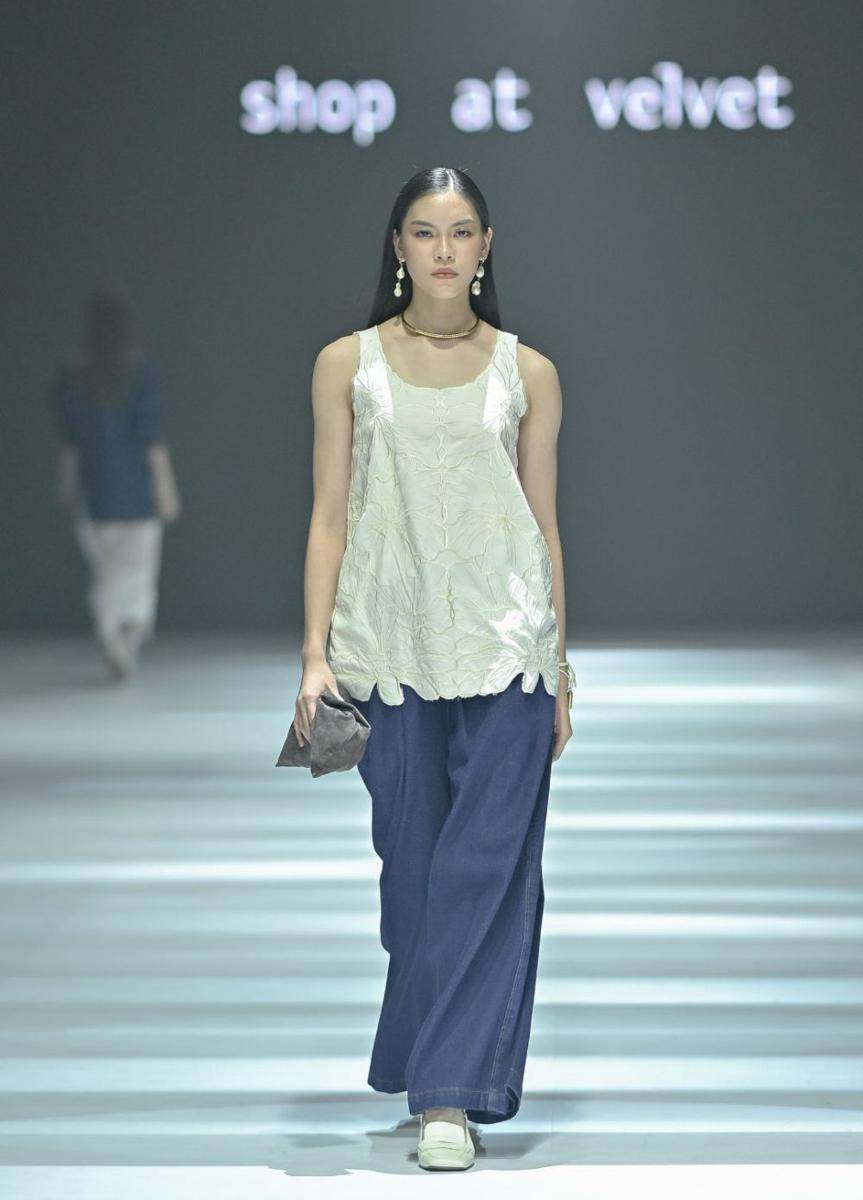 Koleksi Busana Kasual dari Shop at Velvet di JFW 2025. (dok. Jakarta Fashion Week/Dandy Hendrata)