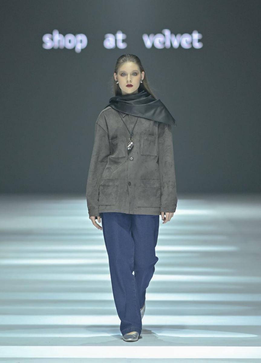 Koleksi Busana Kasual dari Shop at Velvet di JFW 2025. (dok. Jakarta Fashion Week/Dandy Hendrata)
