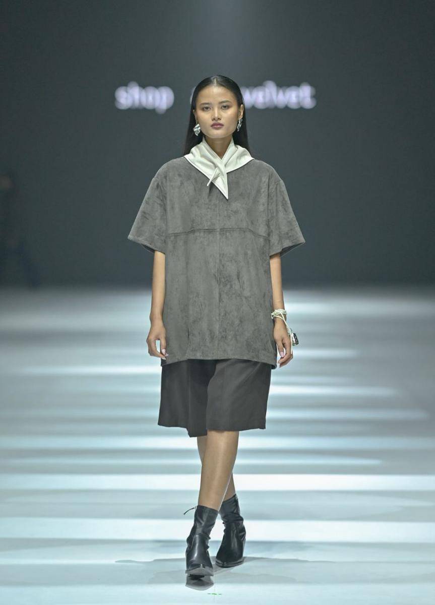 Koleksi Busana Kasual dari Shop at Velvet di JFW 2025. (dok. Jakarta Fashion Week/Dandy Hendrata)