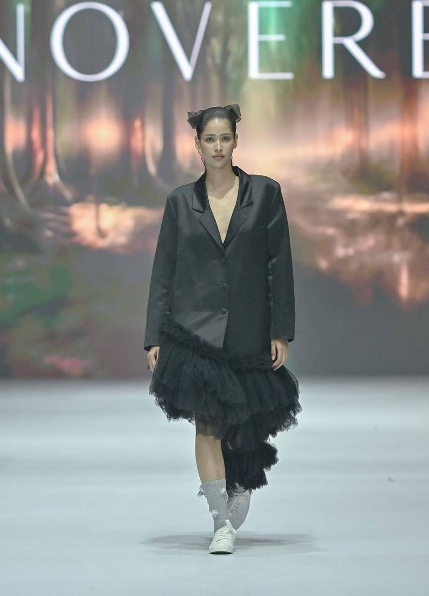 Koleksi NOVERE di JFW 2025. (dok. Jakarta Fashion Week/Dandy Hendrata)