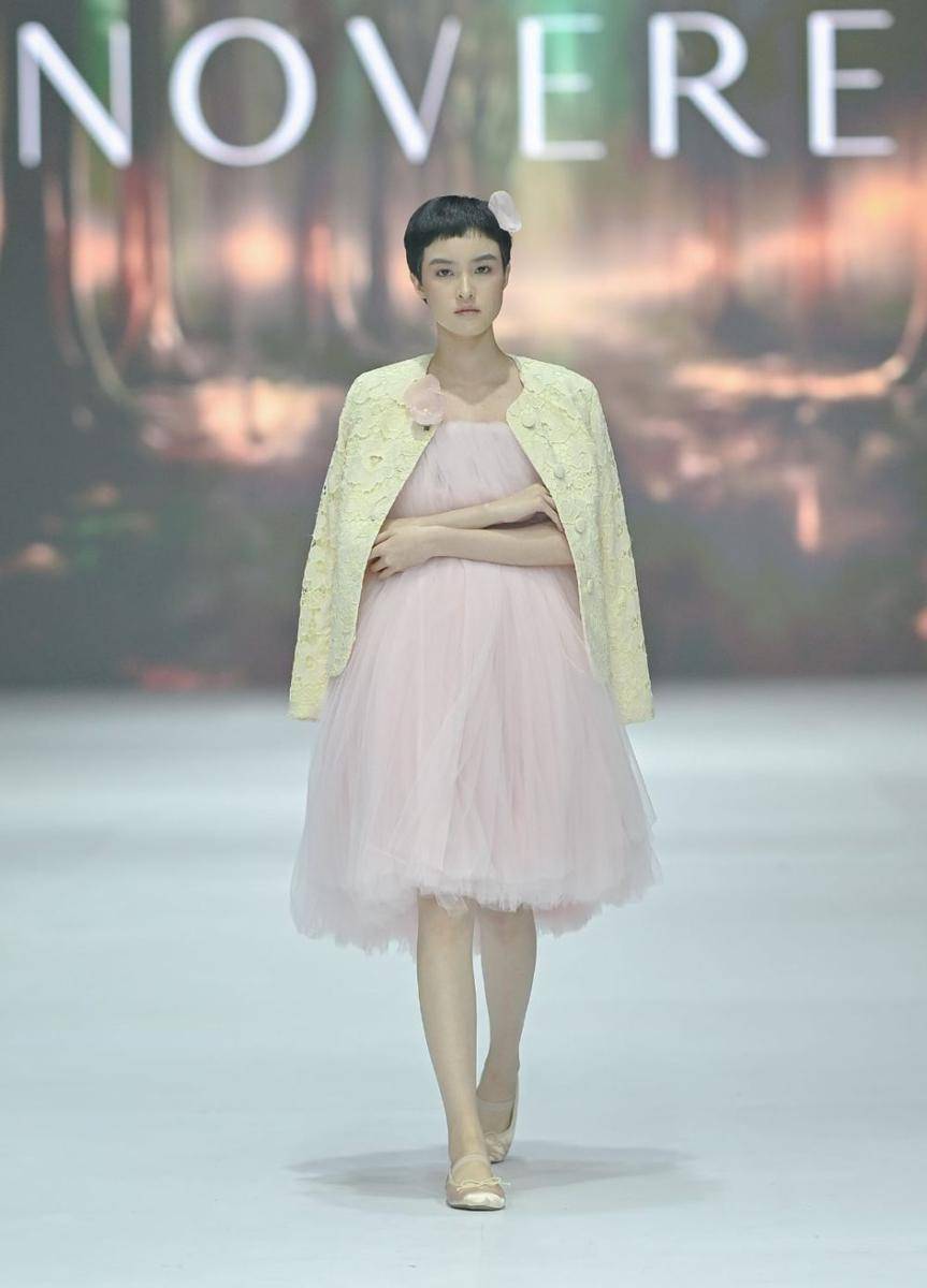 Koleksi NOVERE di JFW 2025. (dok. Jakarta Fashion Week/Dandy Hendrata)