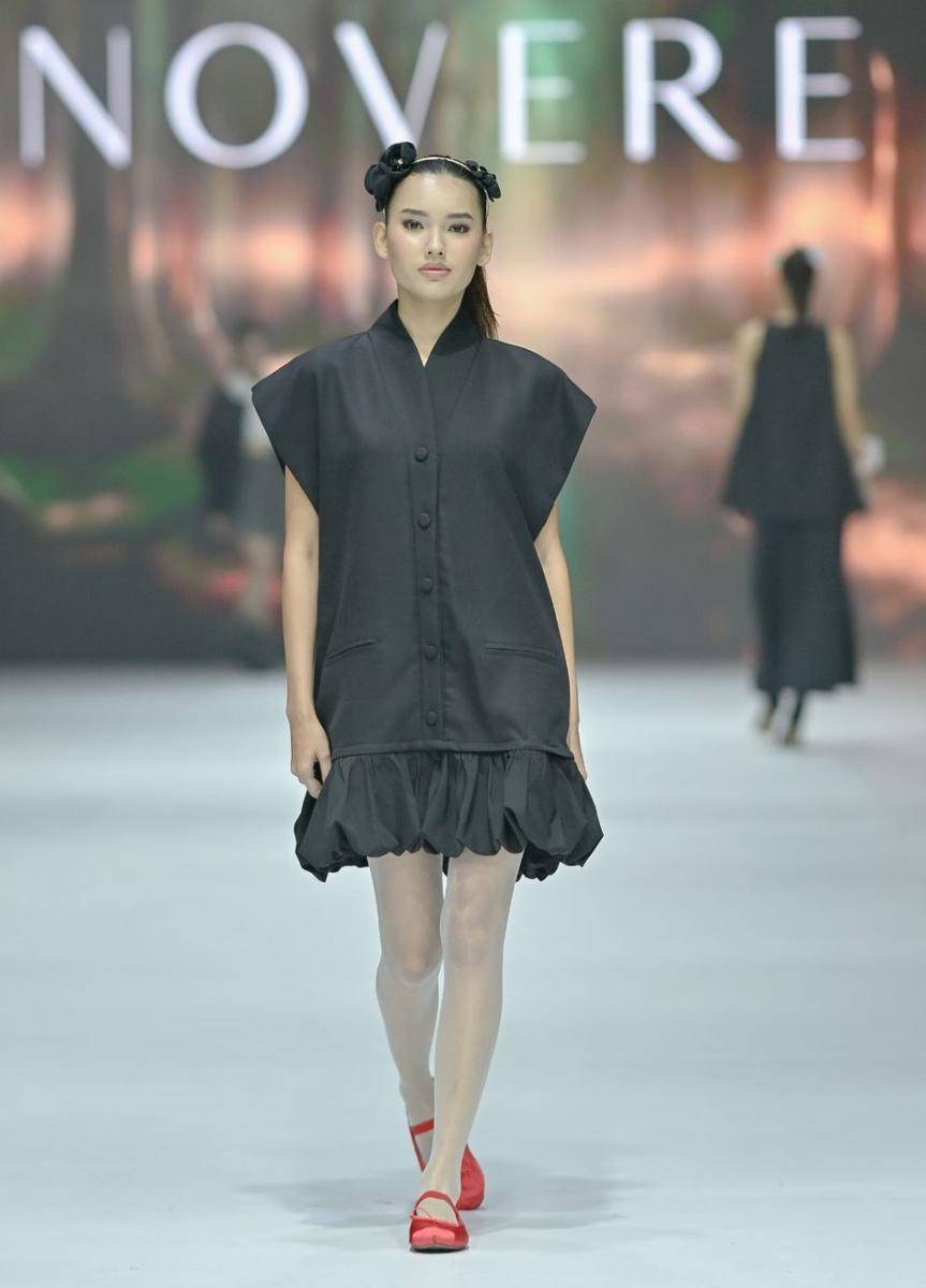 Koleksi NOVERE di JFW 2025. (dok. Jakarta Fashion Week/Dandy Hendrata)