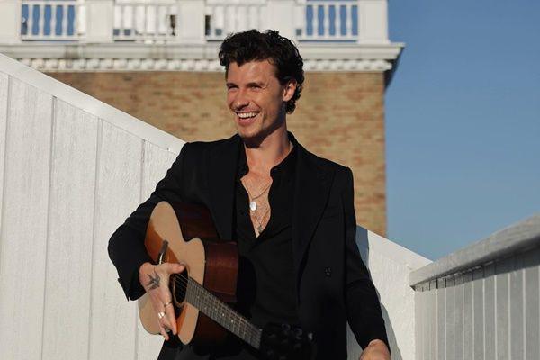 Shawn Mendes Terlihat Ikut Jumatan di New York University