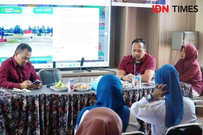 Tiga pegawai Bagian Humas Protokol Setkab PPU berikan materi dalam Sosialisasi Program Humas Protokol Sat-Set (IDN Times/Ervan)