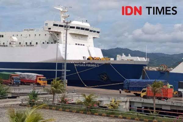 KM Mutiara Ferindo I saat sandar di Pelabuhan Gili Mas Lombok Barat. (IDN Times/Muhammad Nasir)