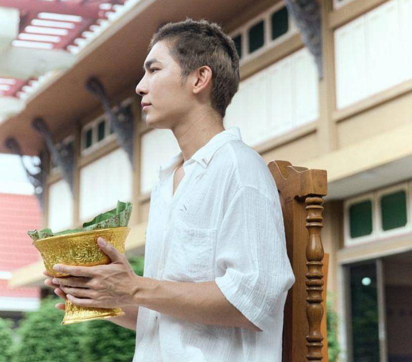 Momen penahbisan Mew Suppasit jadi Bhikku (instagram.com/mewsuppasit)
