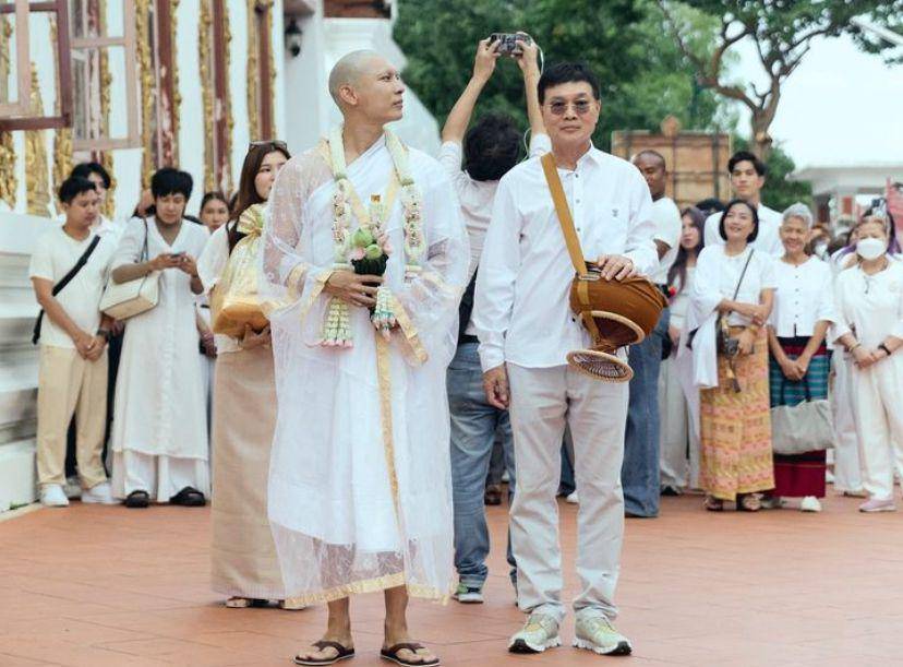 Momen penahbisan Mew Suppasit jdi Bhikku (instagram.com/meesuppasit)