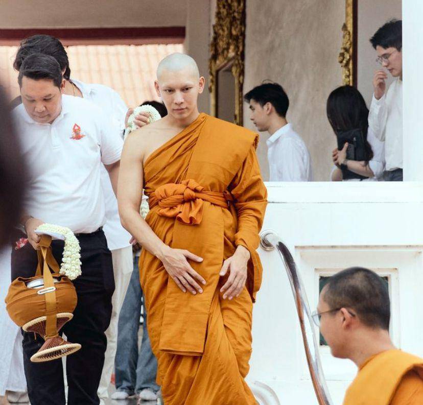 Momen penahbisan Mew Suppasit jdi Bhikku (instagram.com/meesuppasit)