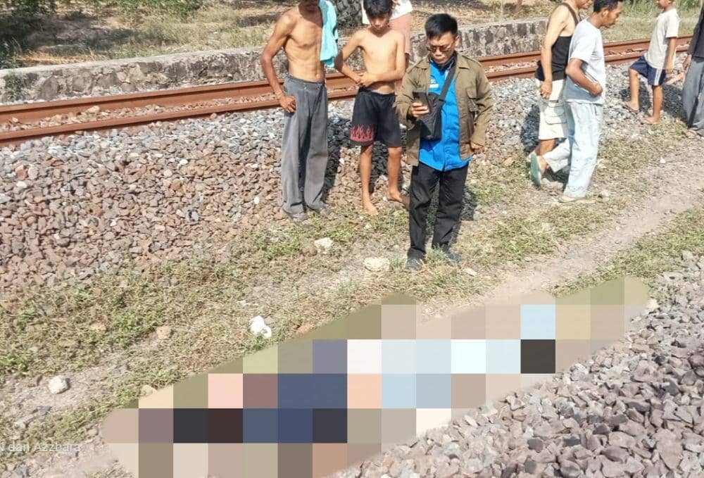 Penampakan korban menabrak diri ke kereta api melintas di Negeri Agung, Kabupaten Way Kanan. (Dok. Polres Way Kanan).