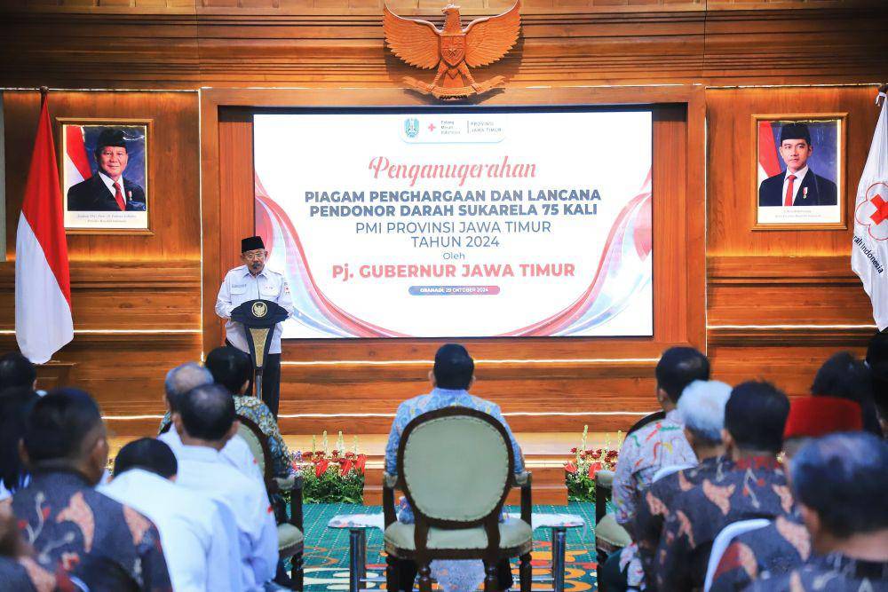 Penyerahan penghargaan kepada 590 orang Pendonor Darah Sukarela dari 38 Kabupaten/Kota se-Jatim. (dok. Pemprov Jatim)