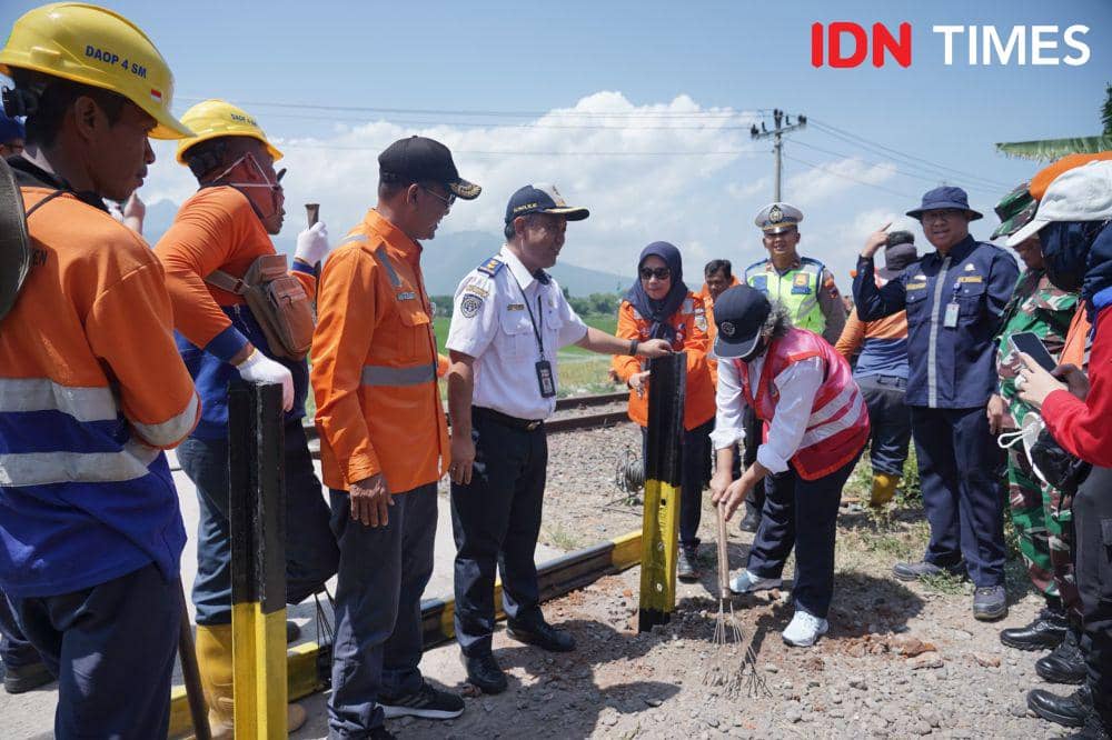 DJKA dan Daop 4 memasang besi penghalang untuk menutup palang pintu ilegal Tuntang-Ambarawa. (IDN Times/Dok Daop 4 Semarang)