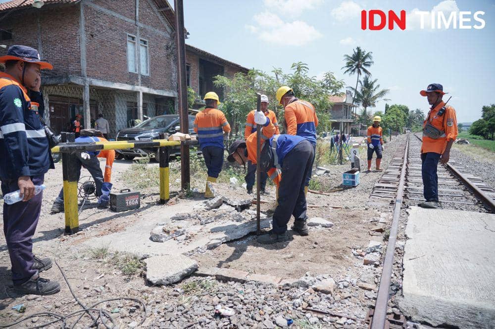 Petugas KAI Daop 4 Semarang dan DJKA menutup palang pintu ilegal di petak Tuntang-Ambarawa. (IDN Times/Dok Humas Daop 4 Semarang)