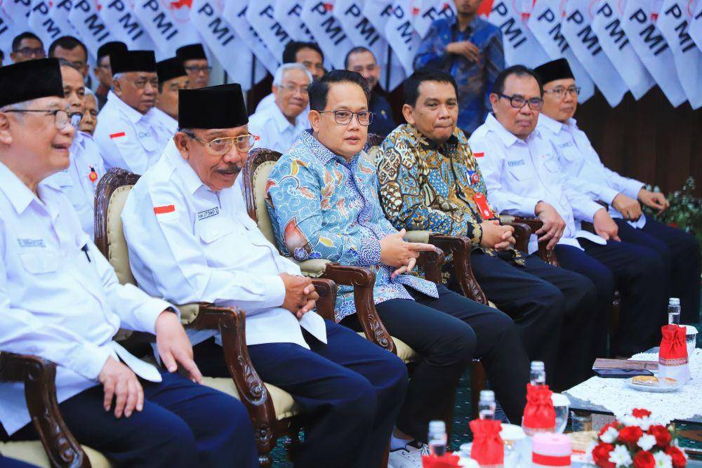 Penyerahan penghargaan kepada 590 orang Pendonor Darah Sukarela dari 38 Kabupaten/Kota se-Jatim. (dok. Pemprov Jatim)